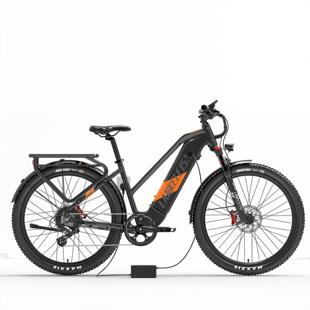 Vélo électrique orange LANKELEISI MX600 PRO en situation, sur un chemin tout-terrain, illustrant ses capacités.